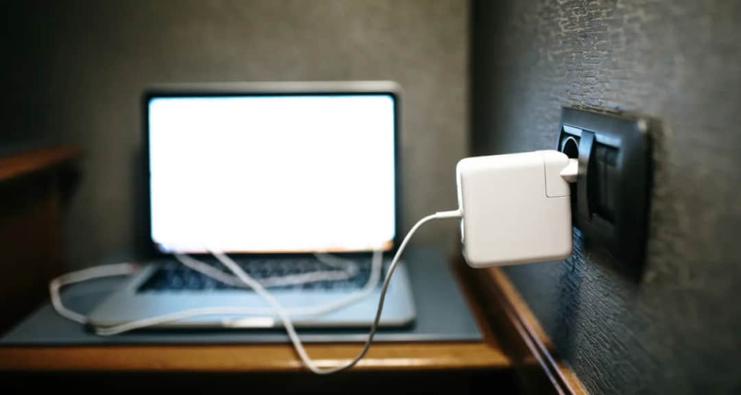 Ile energii zużywa laptop? Poznaj zaskakujące fakty i oszczędności