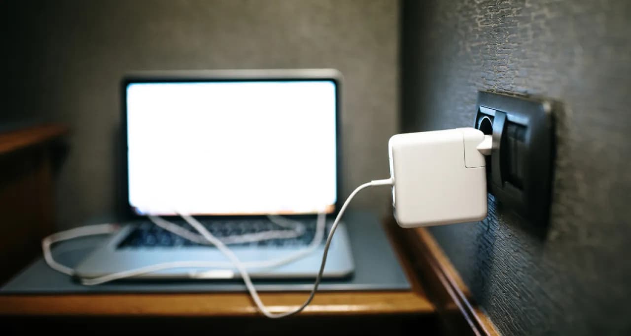 Ile energii zużywa laptop? Poznaj zaskakujące fakty i oszczędności